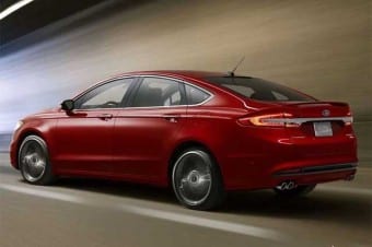 Luzes de direção em vermelho no Ford Fusion: padrão dos EUA que a legislação brasileira admitiu