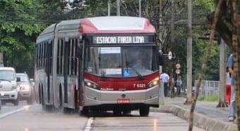 Ônibus maiores e articulados contornam a lei municipal sobre dois funcionários em cada carro, de modo a reduzir o custo da mão de obra por km (Foto: SPTrans)