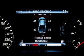 No painel da Fiat Toro, a pressão de cada pneu, medida por sistema direto