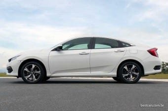 No Honda Civic, o perfil esportivo do teto prejudica acesso e espaço dos passageiros