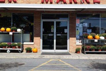 O Broadway Supermarket no estado de Virgínia, nos EUA: frutas e flores na calçada
