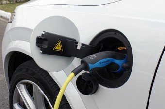 Recarga do XC90, que requer tomada aterrada de 230 volts, pode levar até seis horas