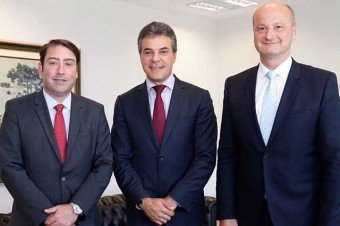 Curitiba, durante cerimônia com o governador do PR, Beto Richa; Olivier Murguet, presidente da Renault América Latina; e Luiz Pedrucci, presidente da Renault do Brasil