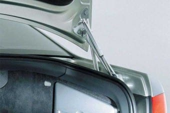 As belas articulações pantográficas de alumínio polido do VW Phaeton: requinte em extinção