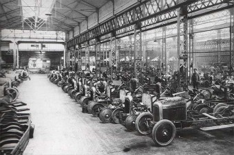 Um mecânico passar a fazer carros foi algo comum no começo da história do automóvel (na foto, fábrica da Citroën por volta de 1920)