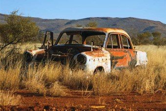 Carros abandonados são um problema global, mas fatores tendem a induzir ao desmanche controlado de veículos